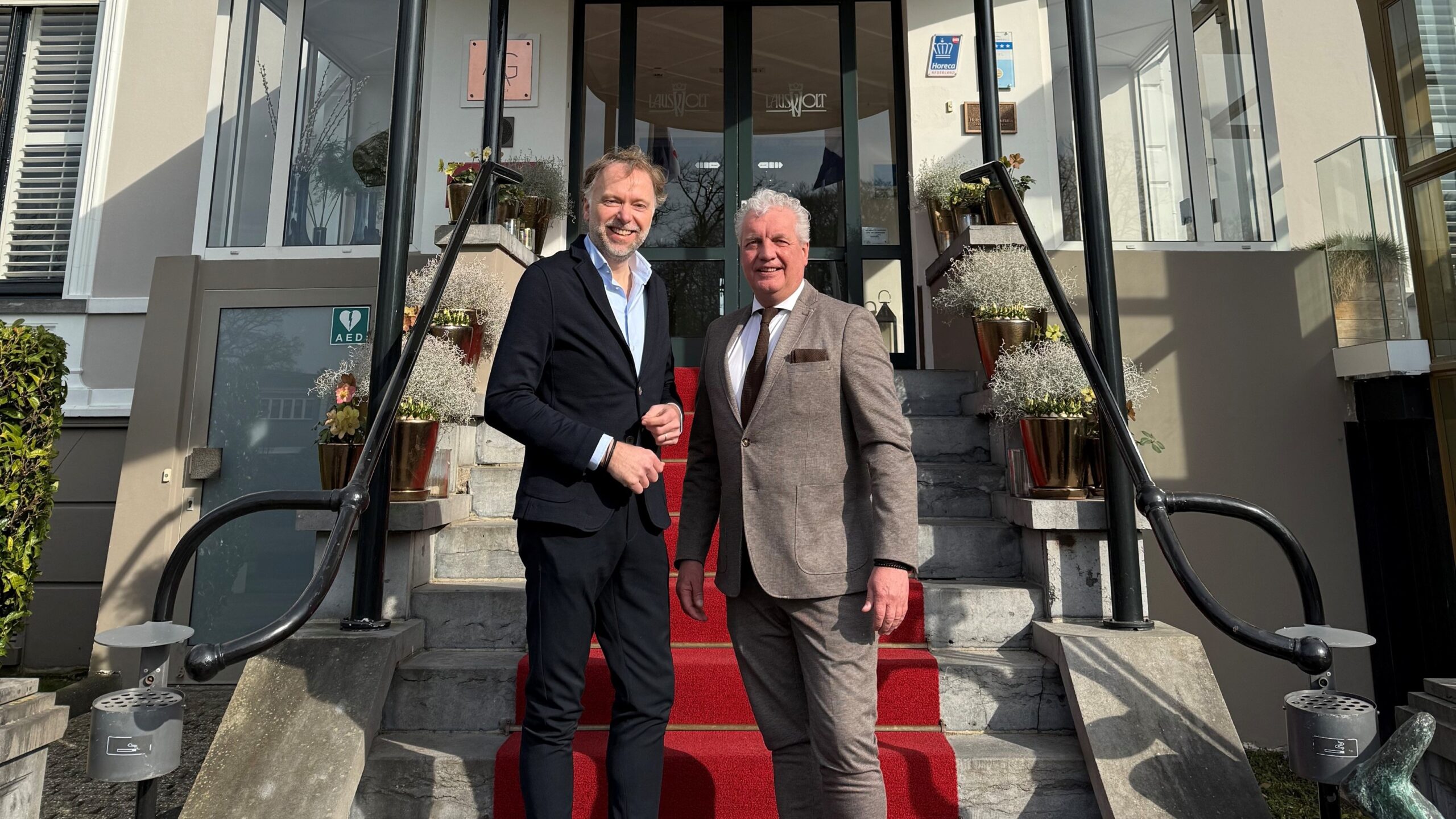 De komende en vertrekkende directeur op Landgoed Lauswolt. Links Boudewijn van Vilsteren en rechts Marc van Gulick.