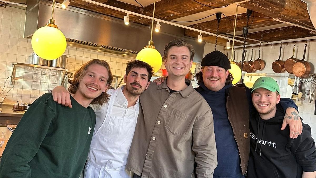 Het team van Erloom: Dirk de Mol, Thomas de Muth (gastchef), Gijs Bruurs, Perry de Man, Bram van Dommelen (vlnr)