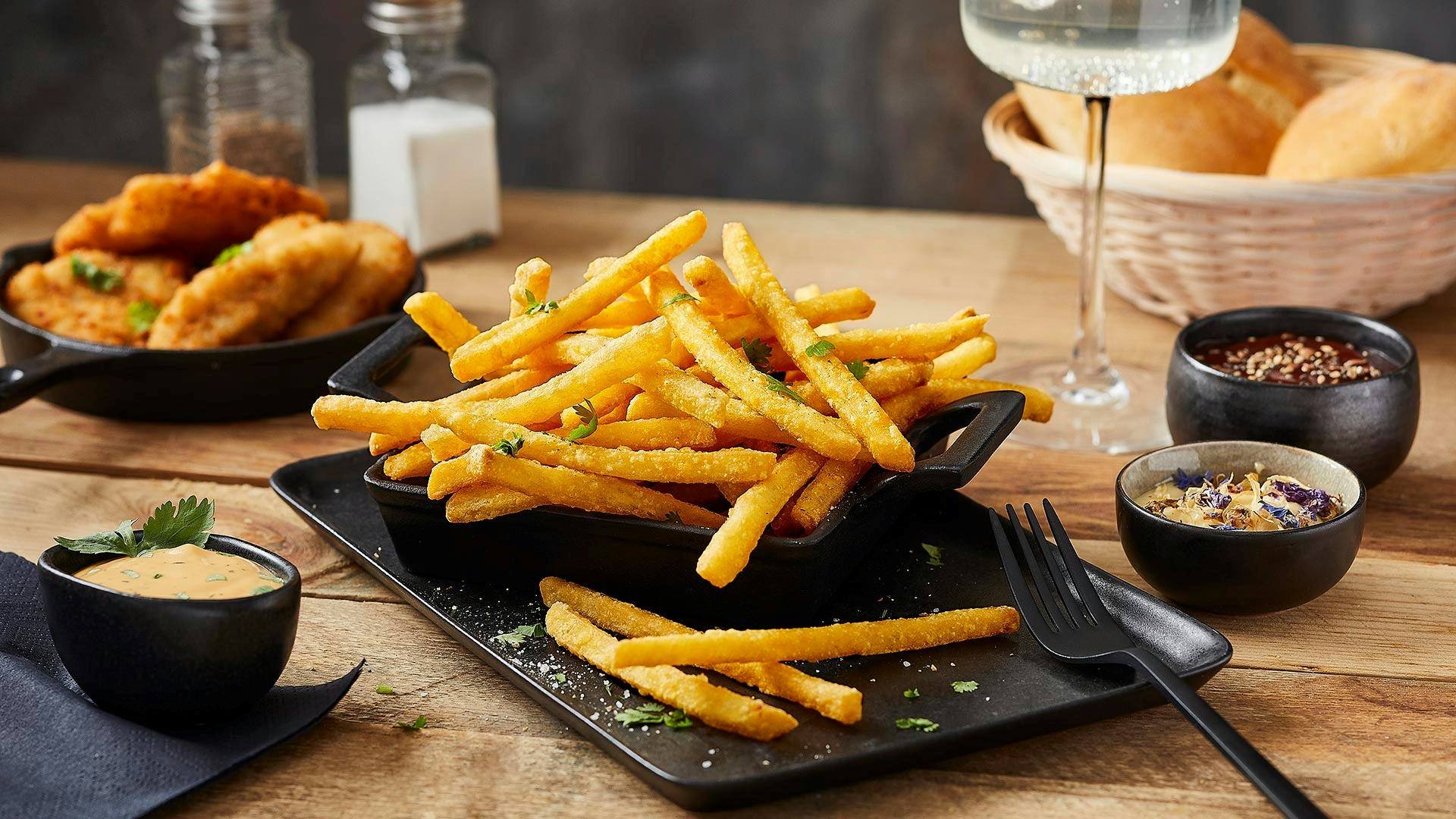 Met producten van McCain serveer je sneller, verspillingsvrij en met een constante kwaliteit. Deze frites staan bekend om de krokante bite en dankzij de speciale coating blijven ze tot wel 30 minuten warm, ook in een bezorgzak.