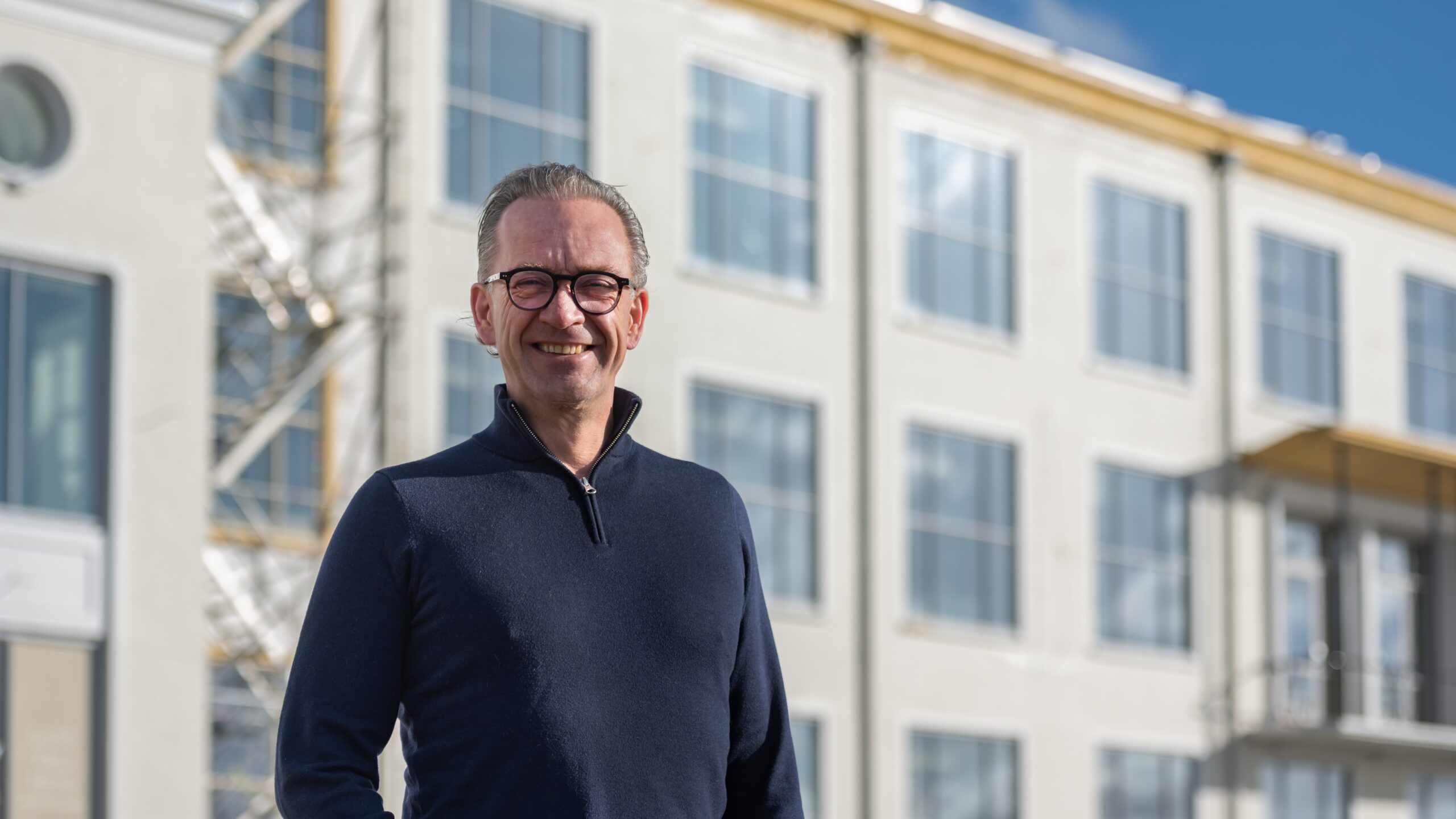 Hotelier Joost van Damme voor Hotel de Zeevaartschool. Foto: Suzan Fotografie.