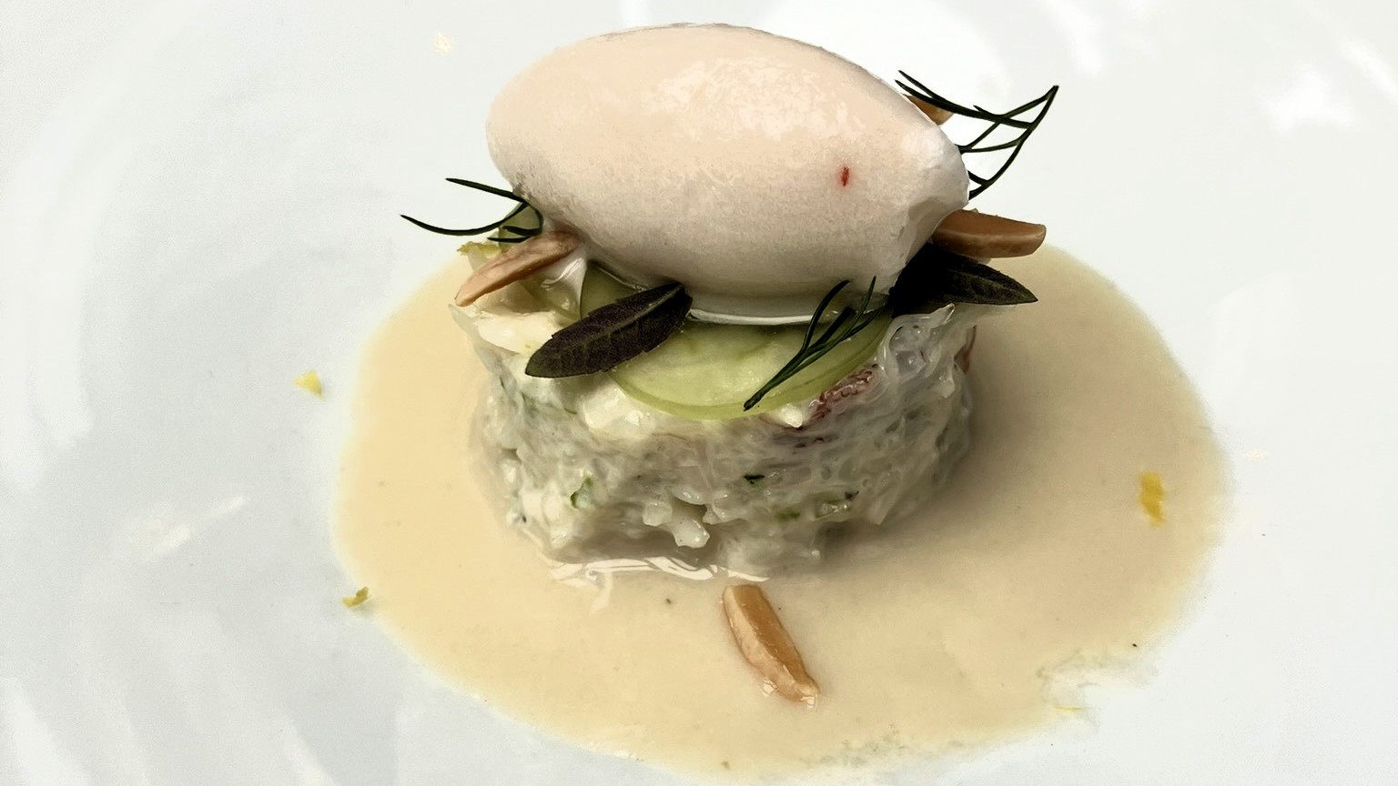 De Noordzeekrab, Ajoblanco met een sorbet van verjus en witte druif werd gecombineerd met Château de Selle 2024 en Château Romasson 2022.