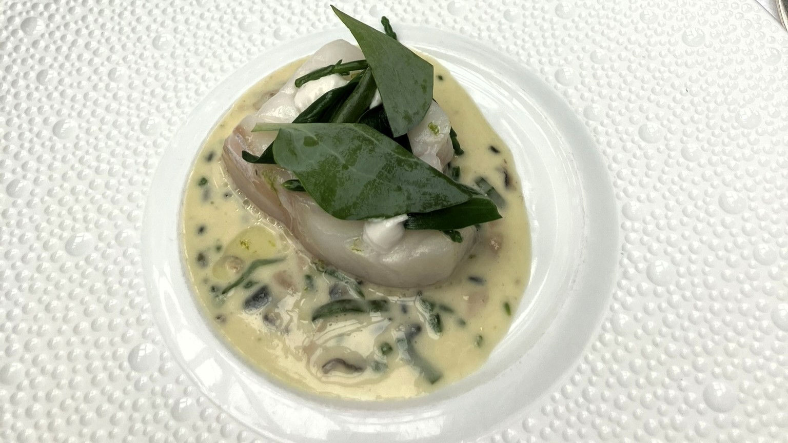 Zachtgegaarde kabeljauw Iris Mor met zilte groenten. Dit werd geserveerd met een Clos Mireille blanc 2021.