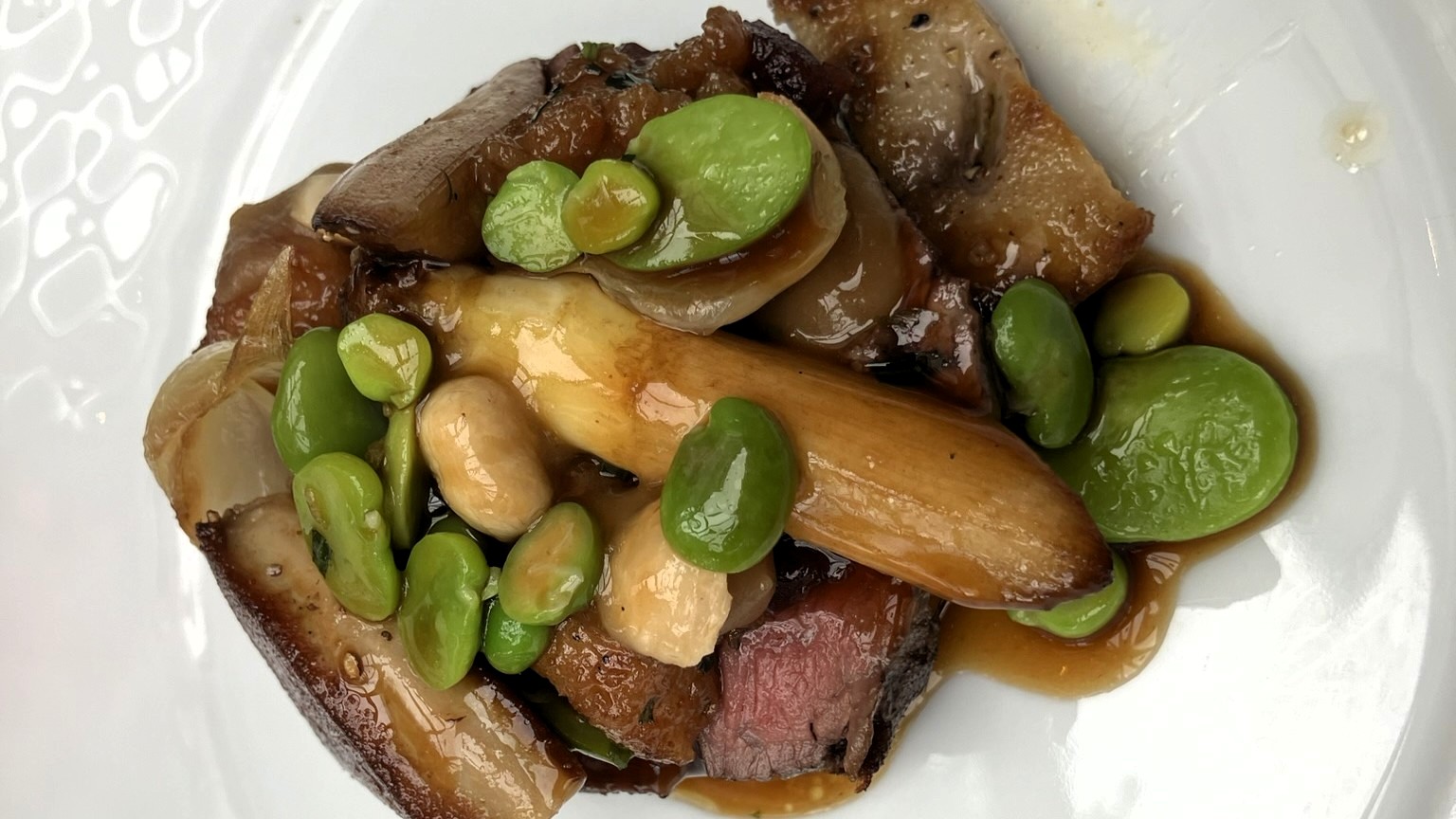 De Tournedos met zwezerik en dragon werd geserveerd met Château Romassan rouge 2020.