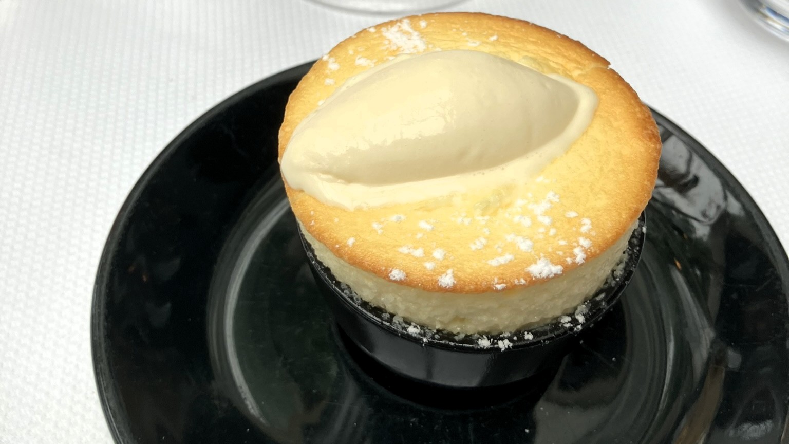 De soufflé van vanille en kwark met huisgemaakt roomijs.