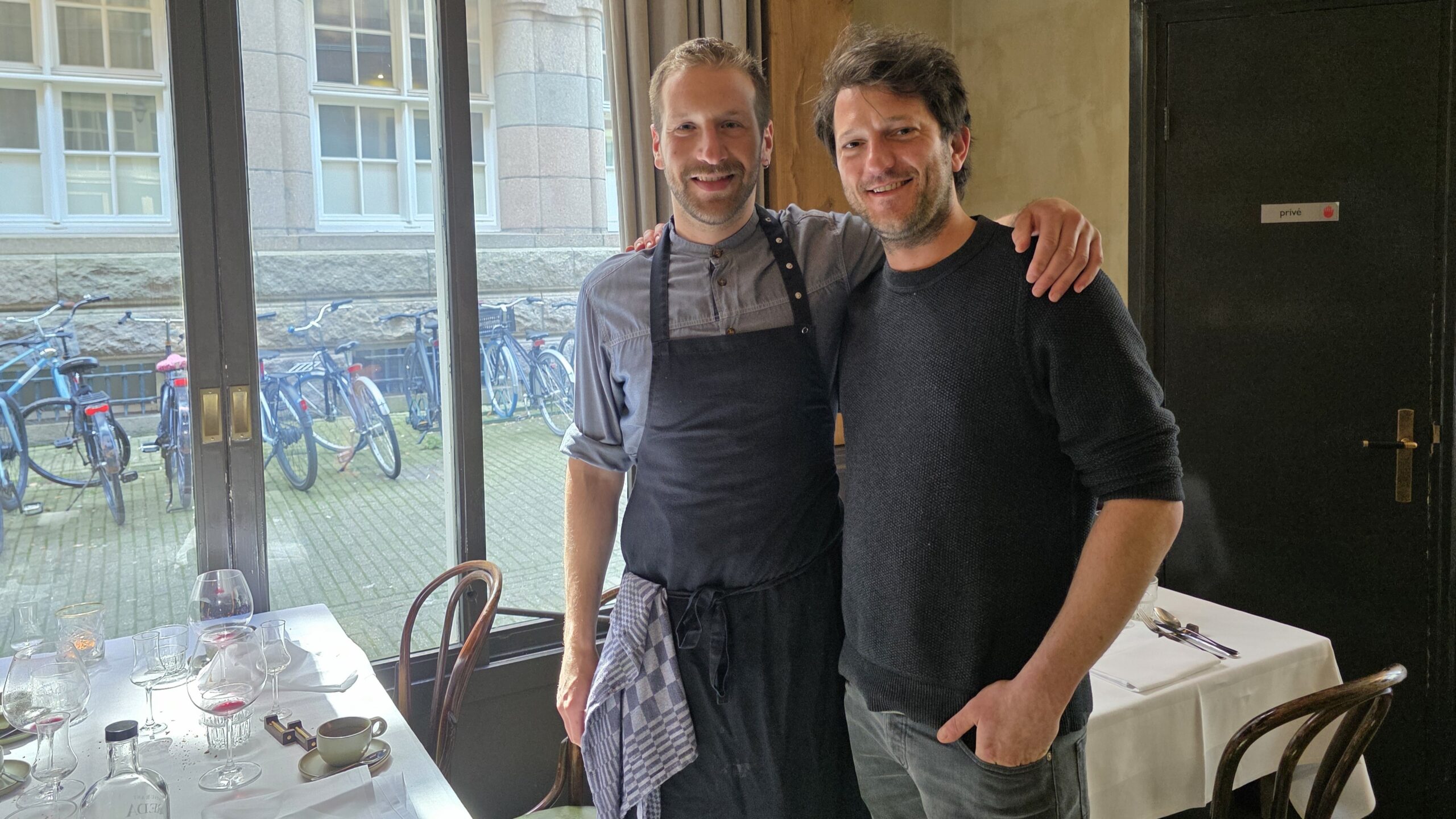 Chef Anastasios Metaxas (l) en Freek van Noortwijk in restaurant Breda.