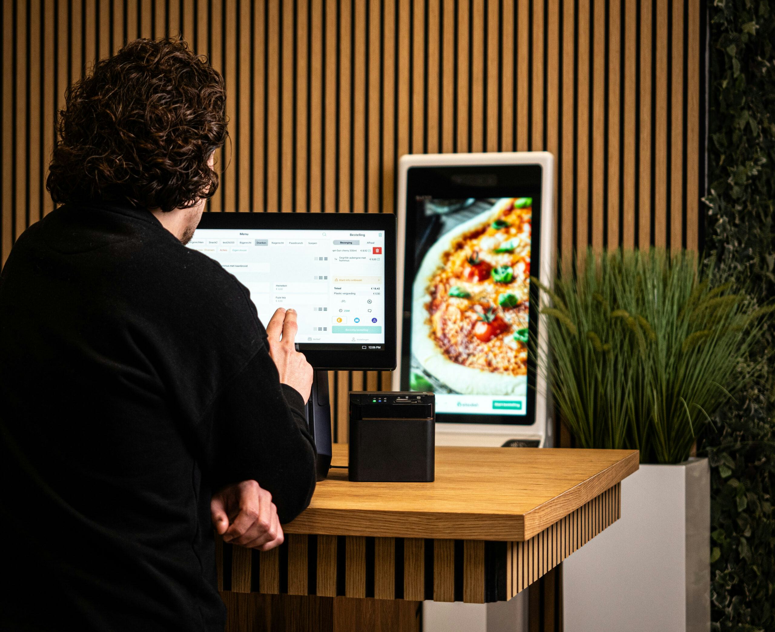 Sitedish biedt onder andere een eigen bestelsite, bestelapp, kassasysteem en handige marketingtools.