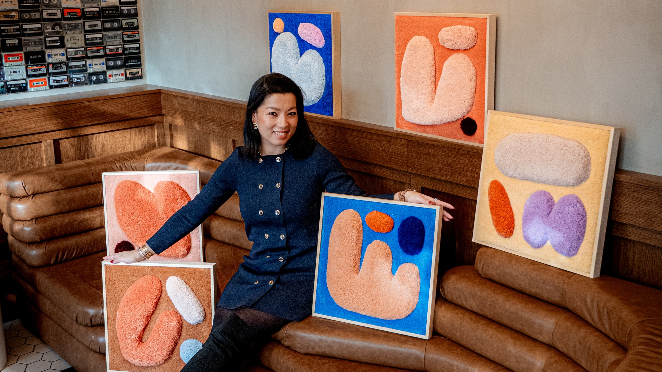 Eigenaar Celine Lin-Chu tussen enkele kunstwerken van The Collector in Den Haag.