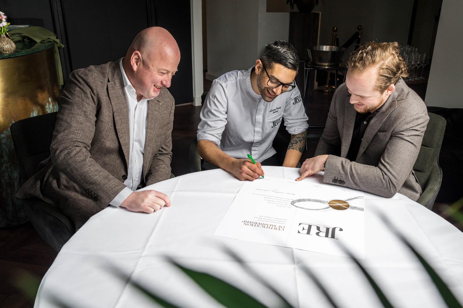 Sofiane Bons tekent voor zijn lidmaatschap bij JRE