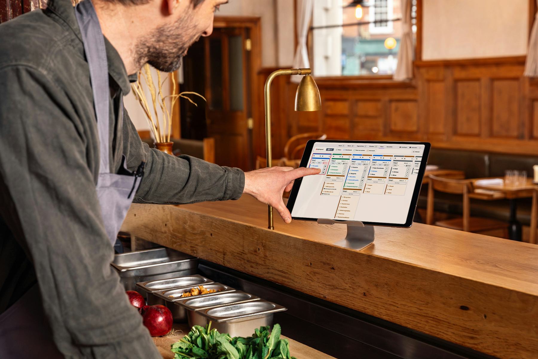 Een keukenscherm helpt bij het verbeteren van de service, vermindert voedselverspilling en minimaliseert miscommunicatie tussen de bediening en de keuken.