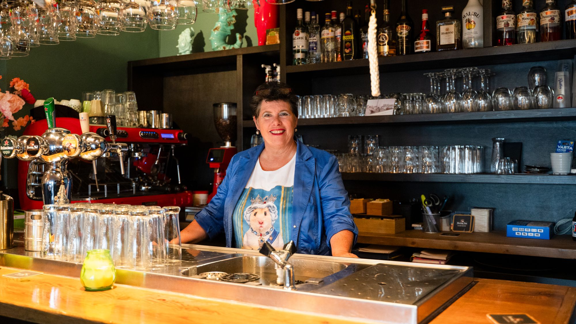 Gastvrouw Miriam, initiatiefnemer en het gezicht van café ’t Zeevarken 