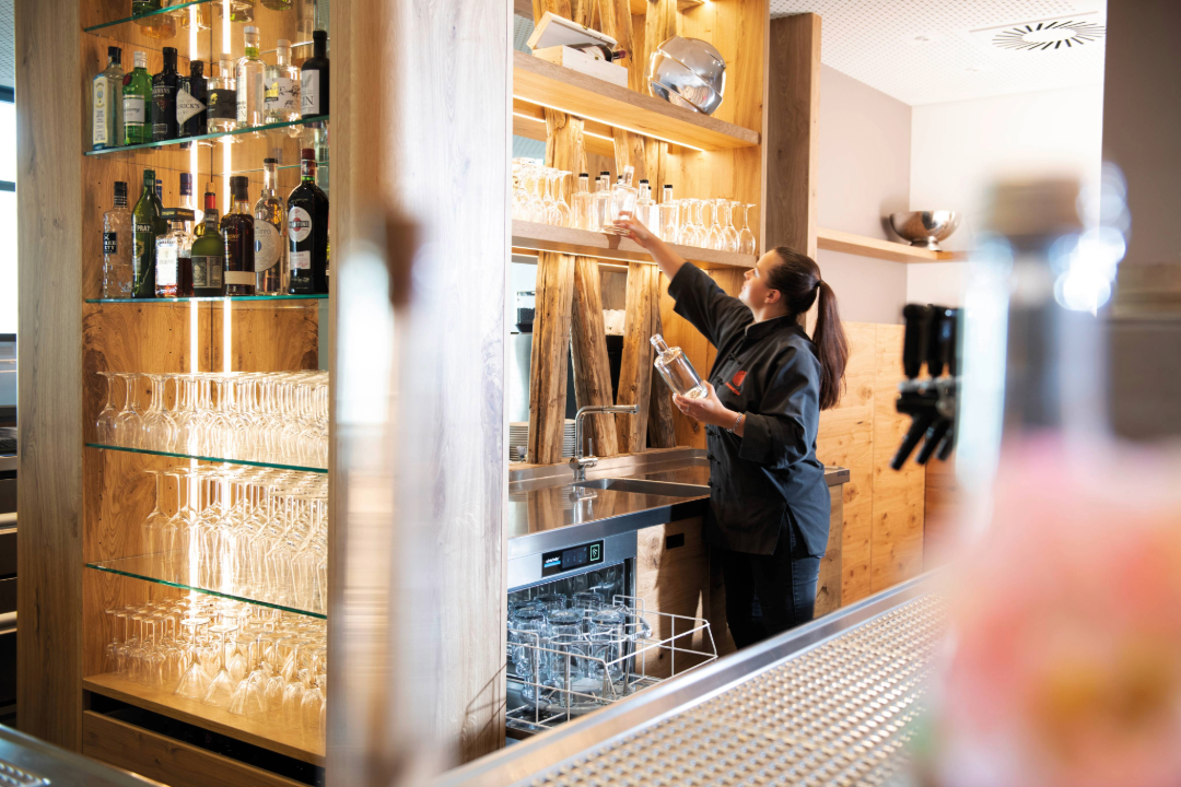 Schoon, hygiënisch en klaar voor gebruik – dankzij de flessenspoelkorf zijn herbruikbare flessen in een handomdraai weer inzetbaar.