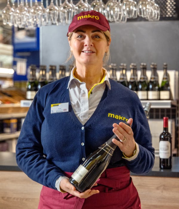 Irene, wijnspecialist bij Makro: 'Samen vinden we welke wijn het beste past.'