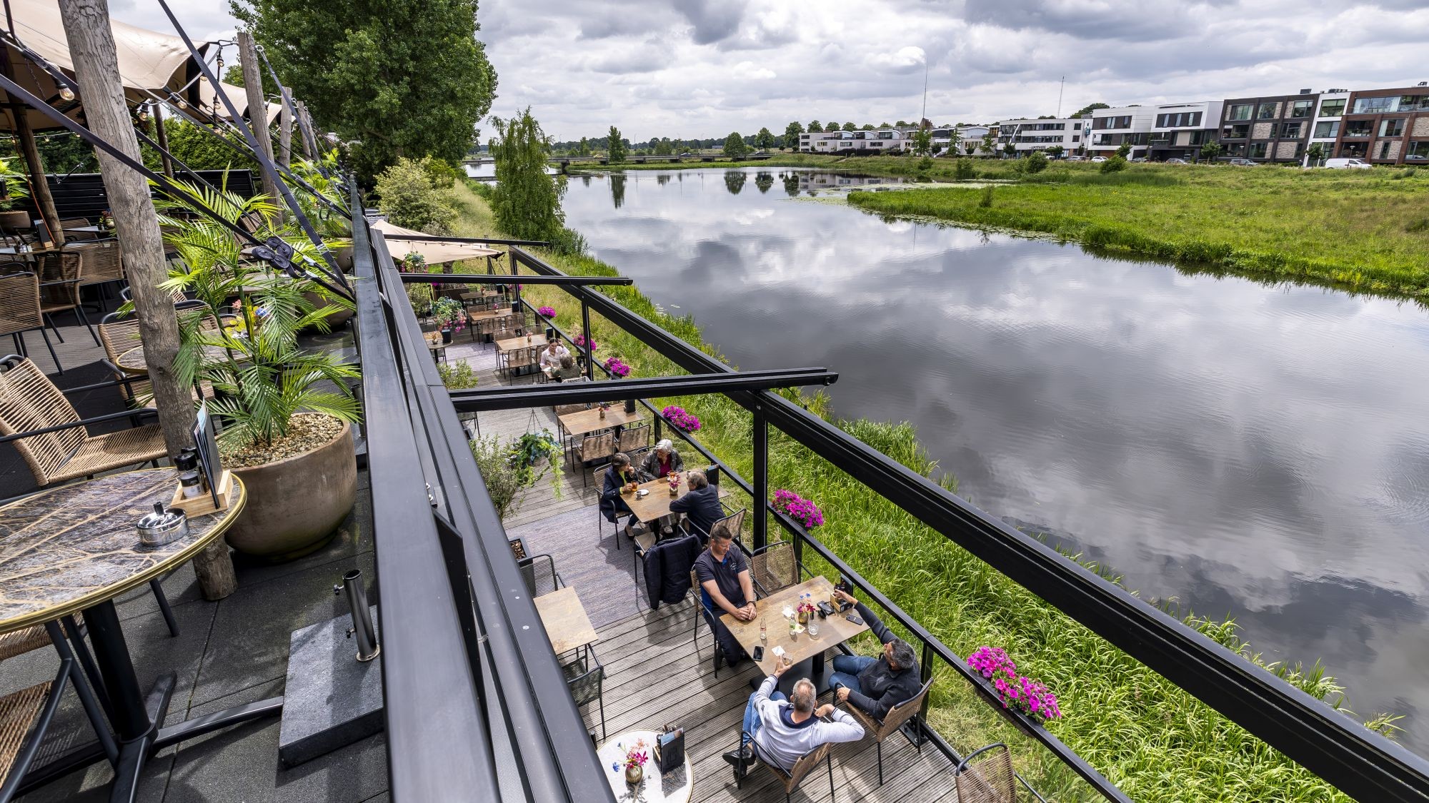 Het terras van De Troubadour aan de Overijsselse Vecht