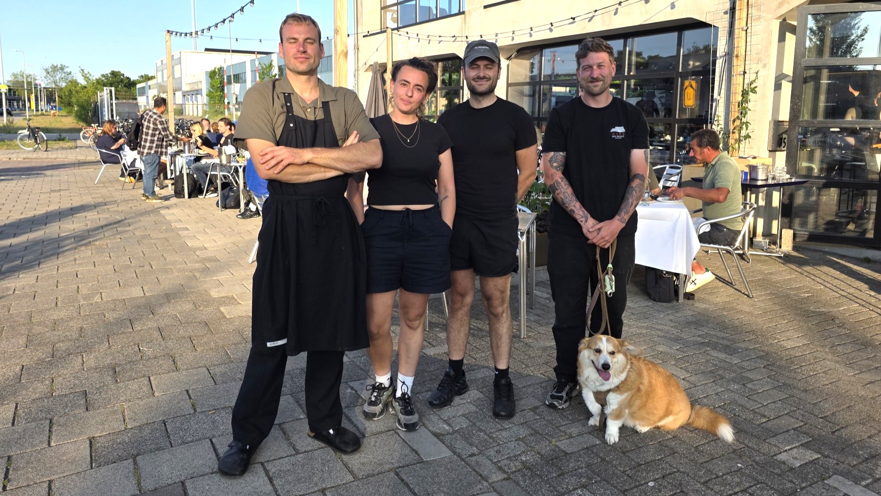 Foto: Tim van der Molen (l),  Laura Melo, Yoeri Roest en Tom van Dijk van restobar Nikotin