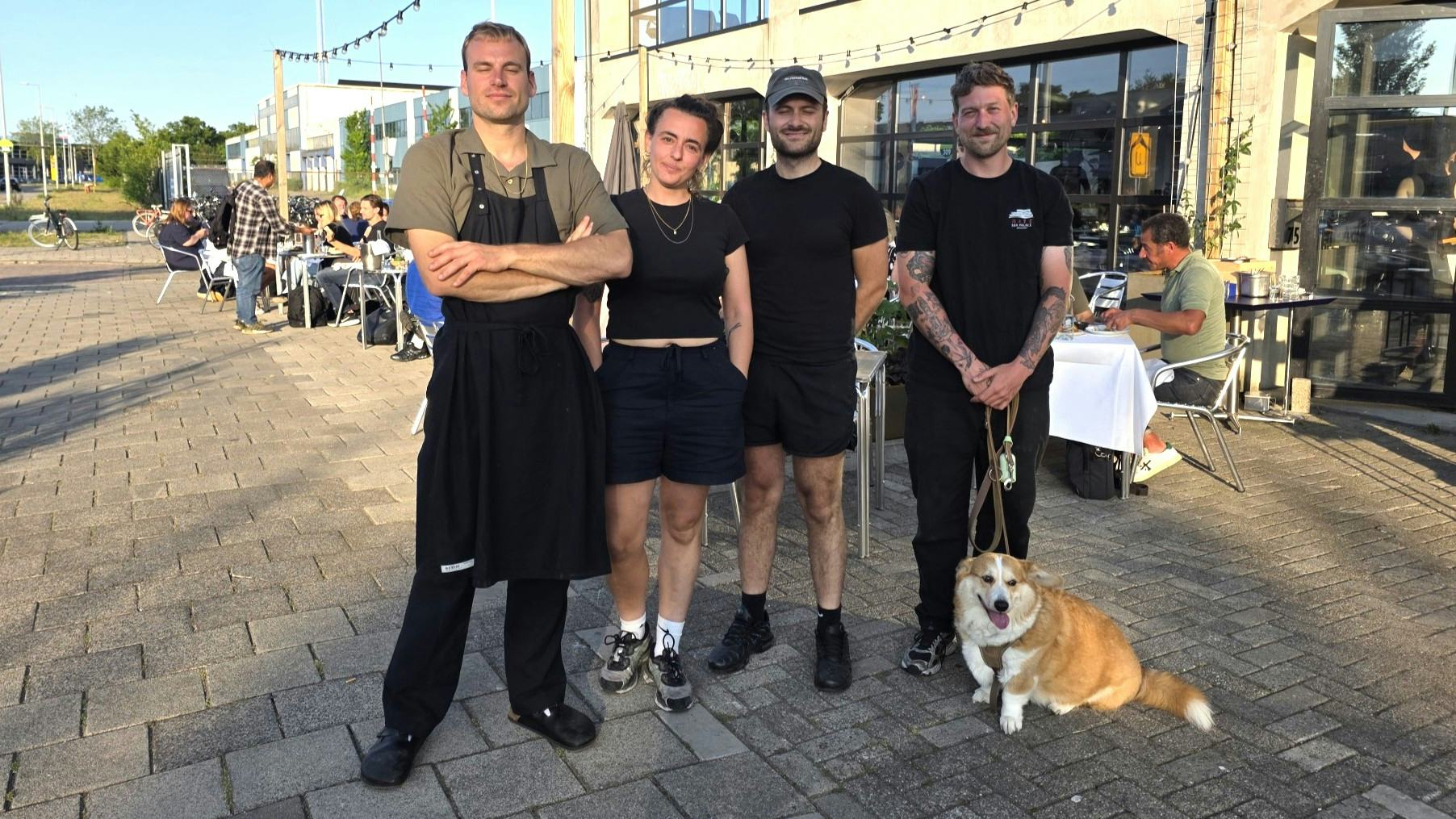 Foto: Tim van der Molen (l), Laura Melo, Yoeri Roest en Tom van Dijk van restobar Nikotin