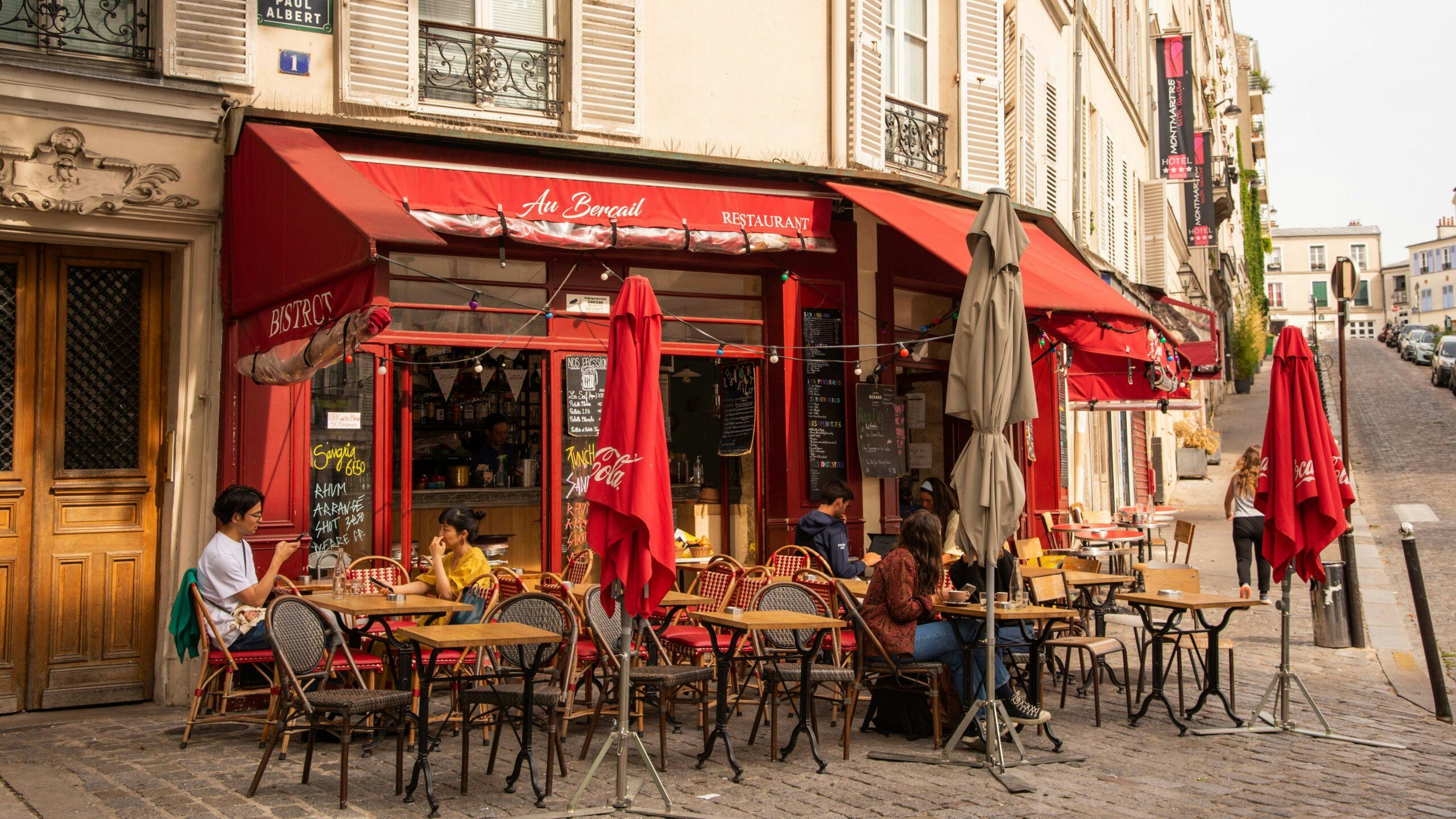 Dit is niet de bistro uit het verhaal, maar een restaurant in Frankrijk ter illustratie.