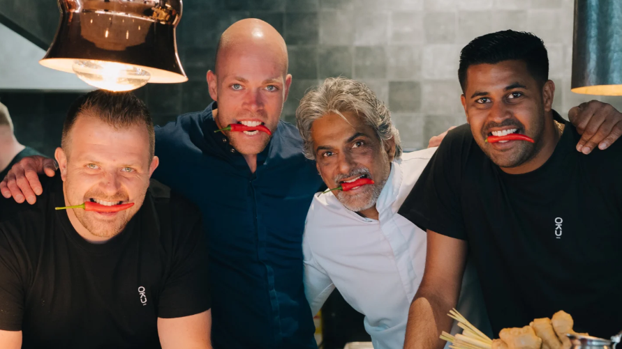 Soenil Bahadoer en zjin compagnons, rechts Ivanildo Kamperveen (Voltaire*)