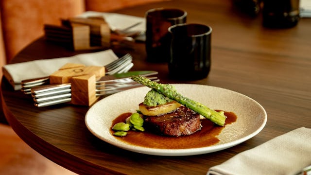 Short rib met tuinboon en gochujang.
Foto-credits: Charlotte van de Gaag.