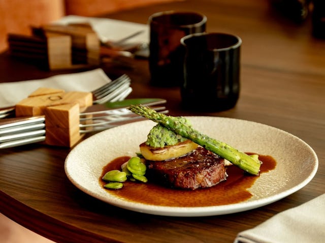 Short rib met tuinboon en gochujang.
Foto-credits: Charlotte van de Gaag.