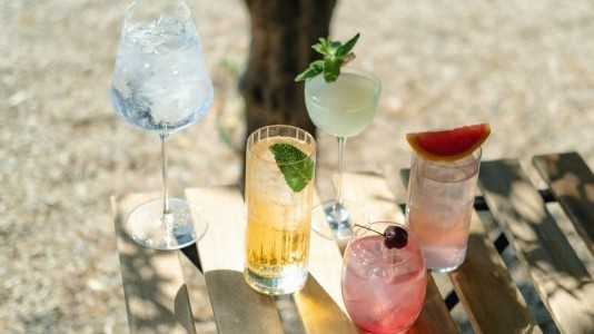 Onderzoek: Top 10 populairste cocktails van Nederland in 2025