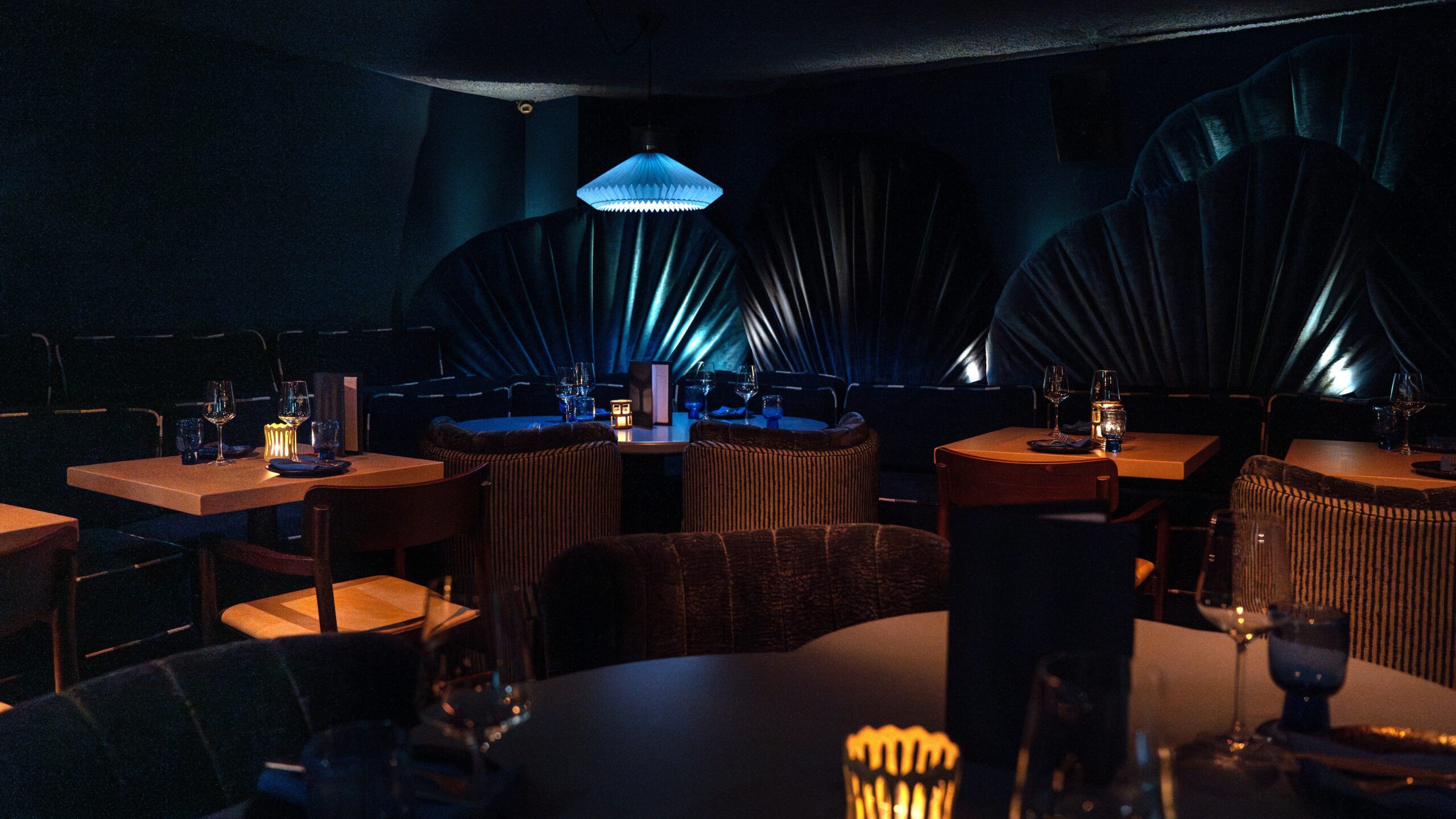 Hoe verder je het restaurant inloopt, hoe dieper je afdaalt in de 'zee': donkerder en intiemer.