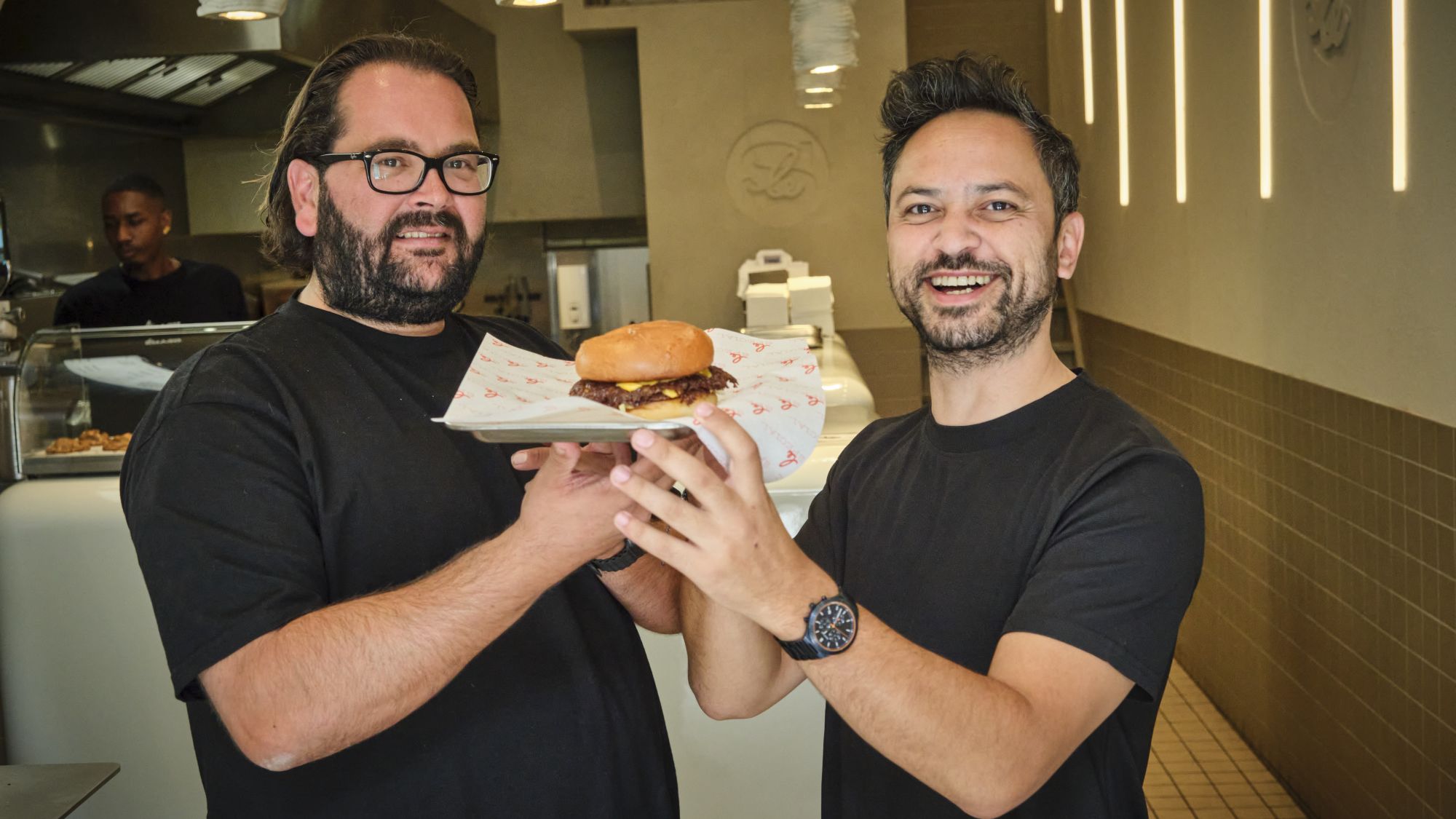 Bram Smit en Junior Lugte (eigenaar van de locatie in Rotterdam).