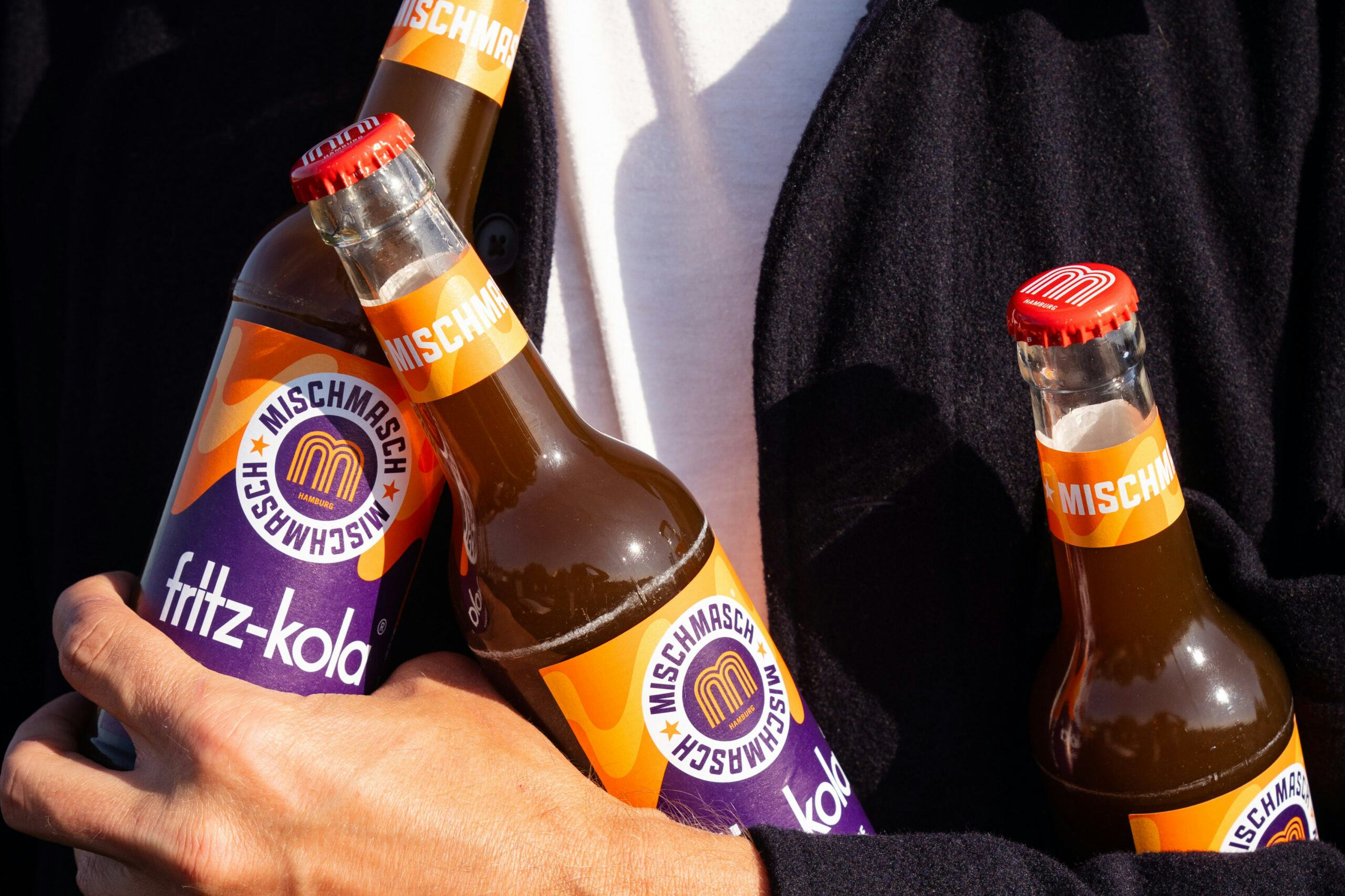 Het frisse drankje valt op door het vrolijke en contrasterende paars-oranje etiket, waarbij oranje verwijst naar de citrussmaak.