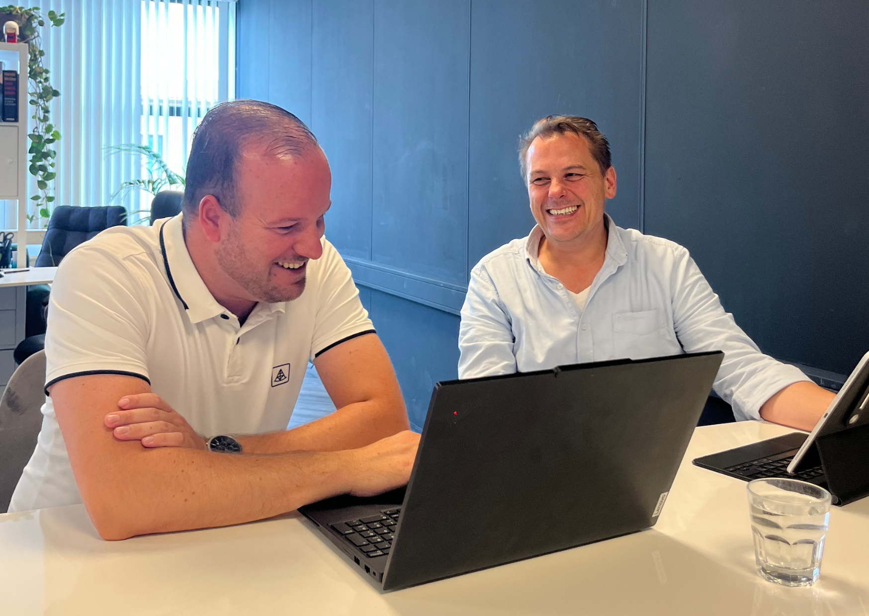 Timo van der Ven (inOne, links) en Sako Hopstaken (CEO Sushi Time, rechts).