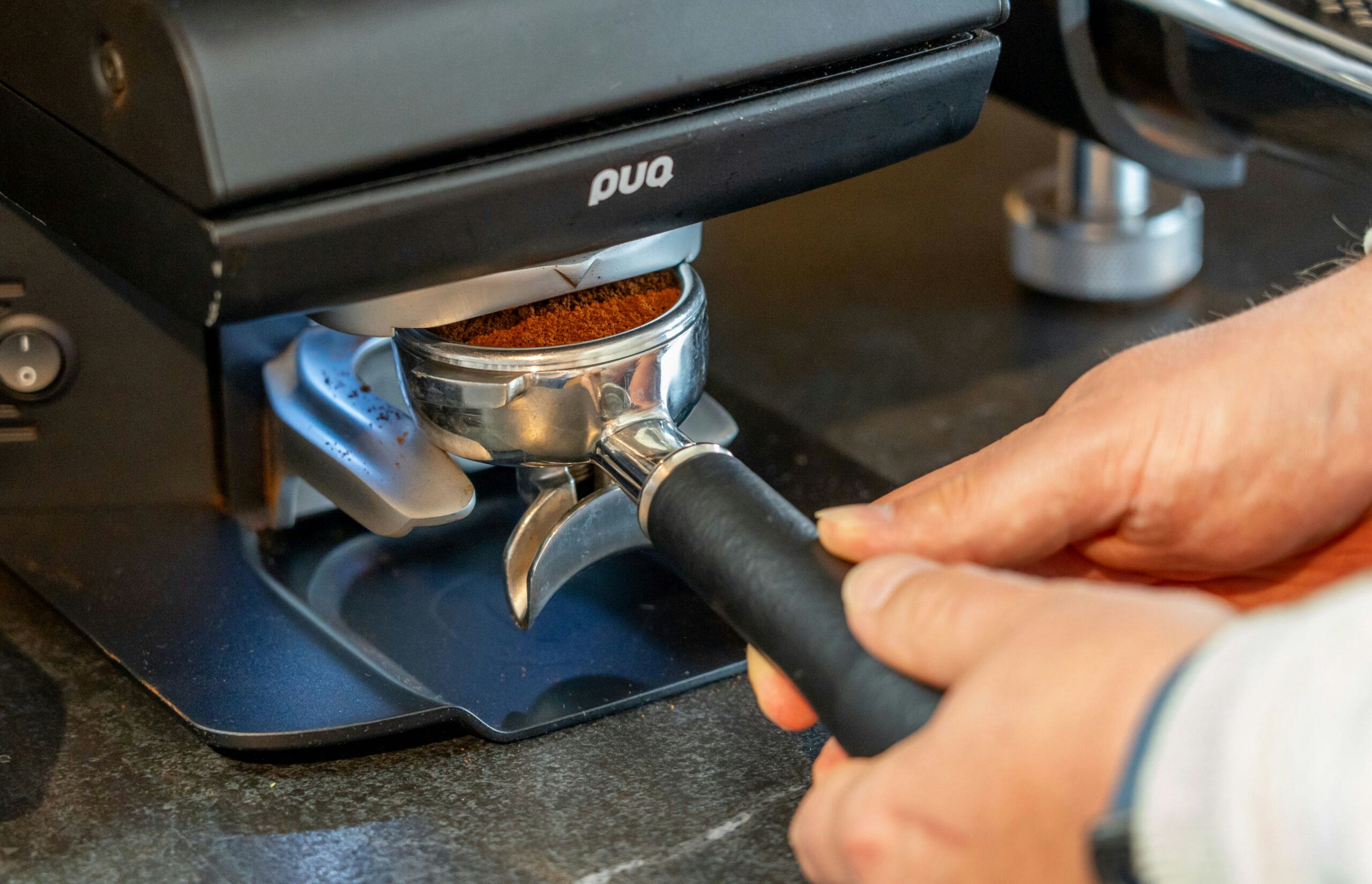 'Slimme tools als de PUQPress helpen de koffie perfect aan te drukken, zodat de smaak altijd in balans blijft.'