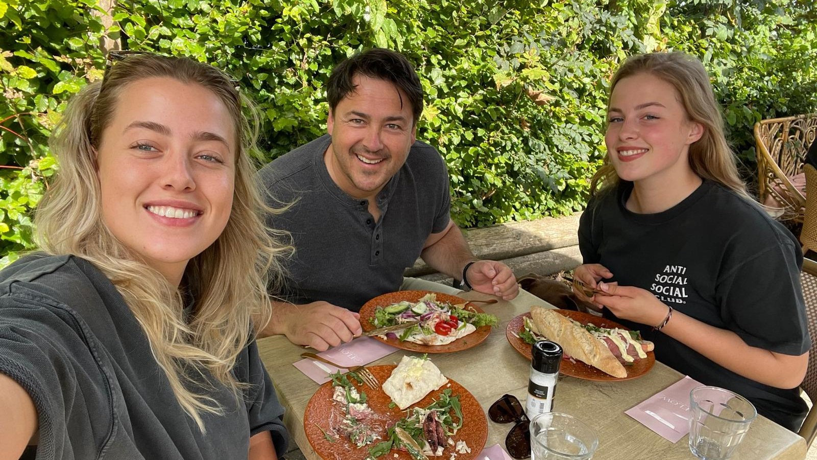 Marco Gala met zijn twee dochters op een terras.