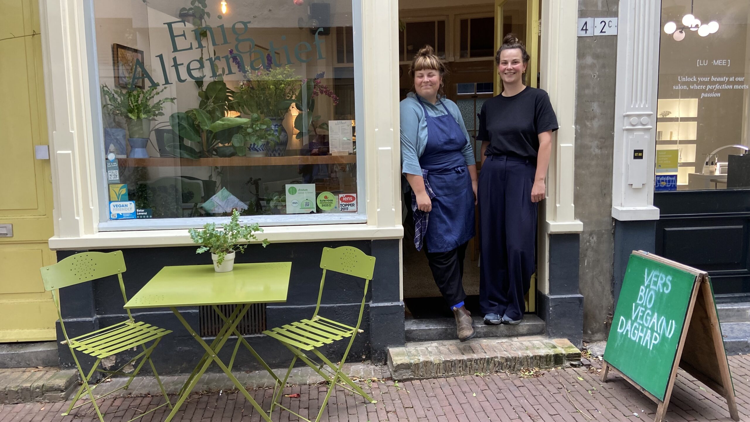 Zussen Janneke en Maartje Trimpe Burger van Enig Alternatief in Arnhem.