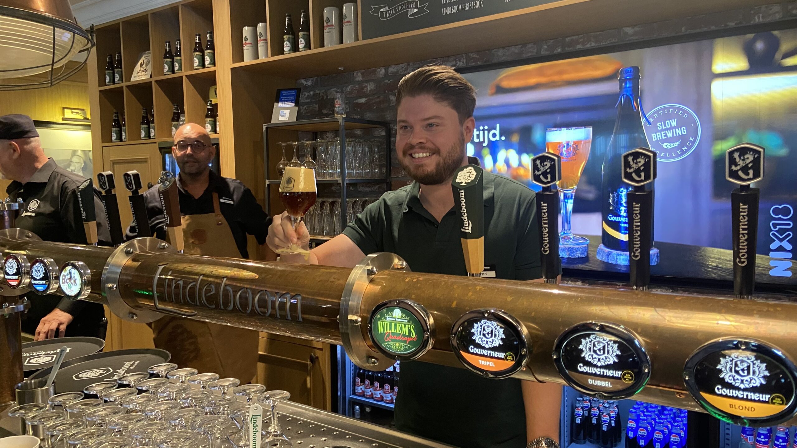 Bernd Geenen, directeur Lindeboom Bierbrouwerij met de nieuwe Willem's Quadrupel