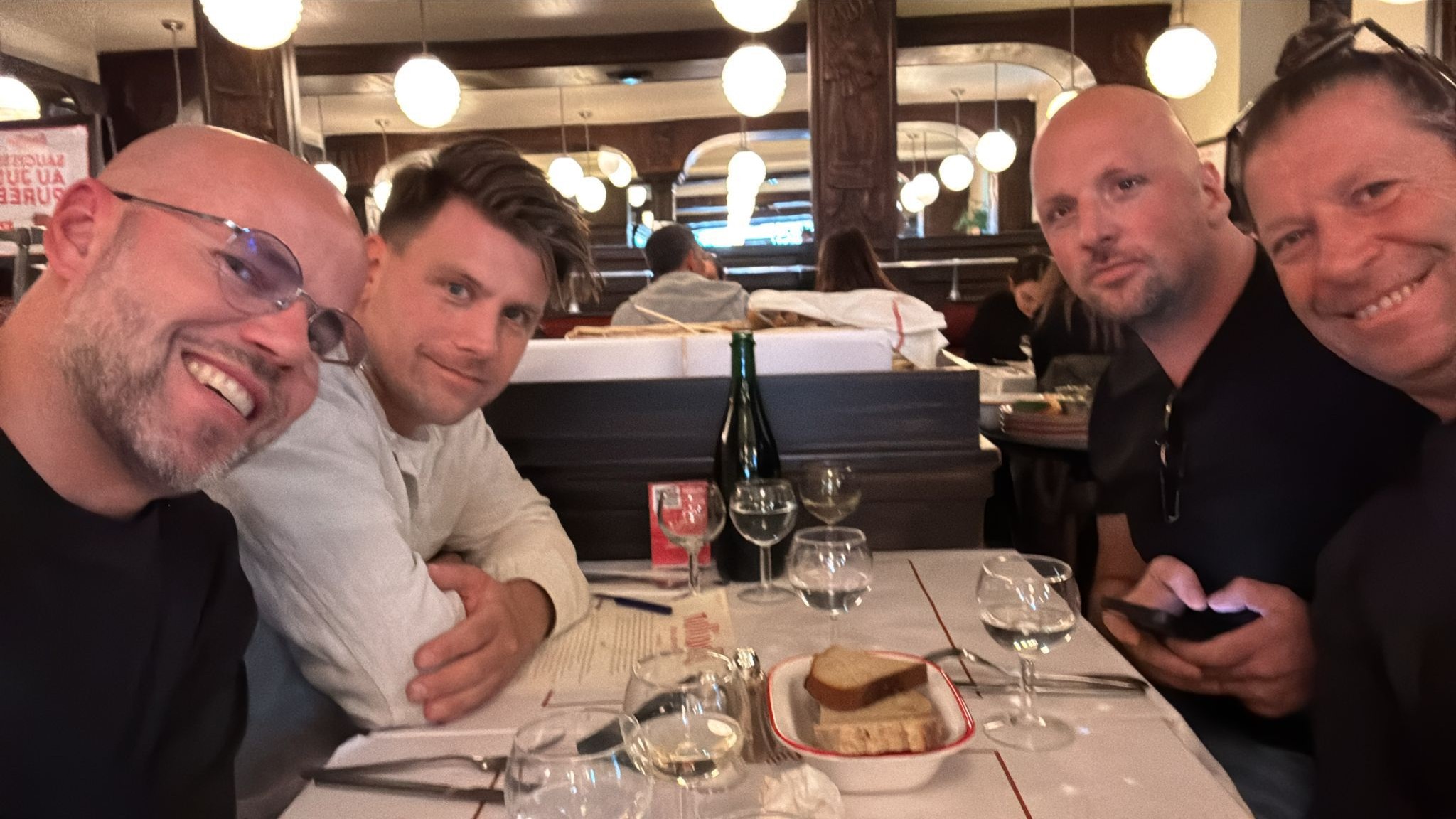 De vier ondernemers in een Parijs' bouillonrestaurant