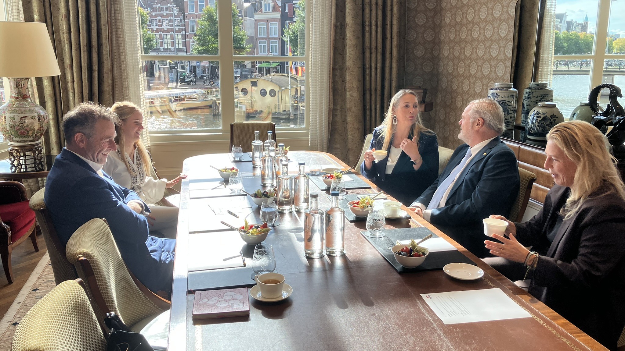 Vlnr: Charles van Goch, Marleen Schut (HSG), Anne Jaakke, Robert-Jan Woltering en Sonja Boelhouwer in Hotel De L'Europe Amsterdam.