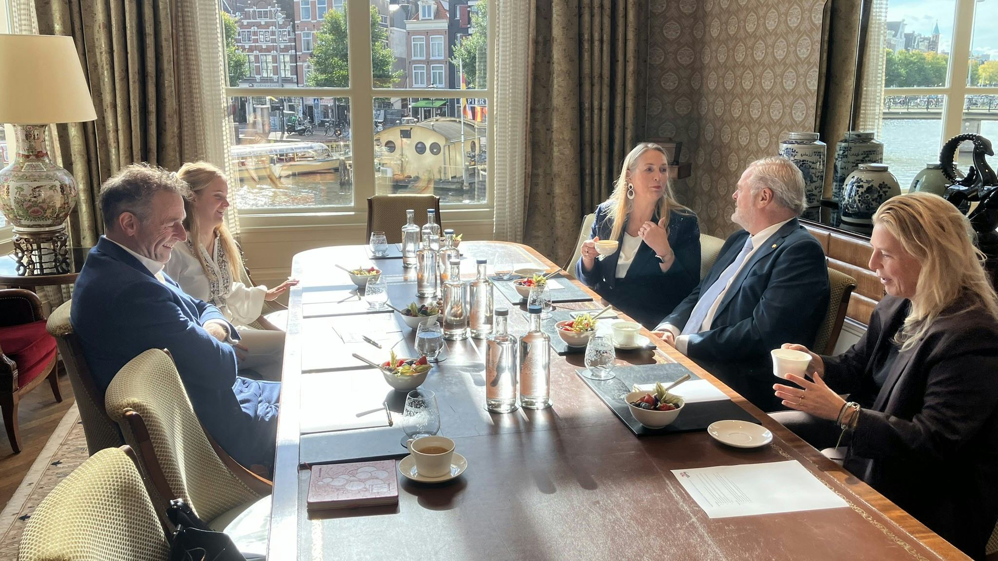 Vlnr: Charles van Goch, Marleen Schut (HSG), Anne Jaakke, Robert-Jan Woltering en Sonja Boelhouwer in Hotel De L'Europe Amsterdam.