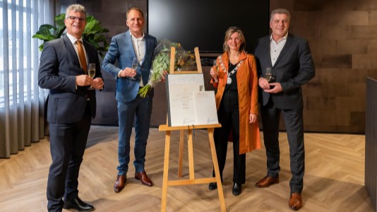 Hans Oosters, commissaris van de koning in de provincie Utrecht, algemeen directeur van Remia Karel de Rooij, burgemeester Joyce Langenacker van de gemeente Zeist en René van Straalen, business controller bij Remia tijdens de overhandiging van het predicaat Koninklijk.
