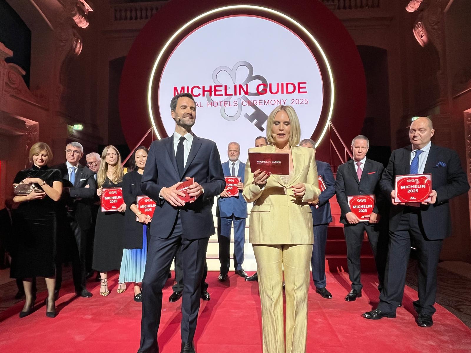 De nieuwe drie sleutelhotels-winnaars op het podium, met in het midden general manager Robert Jan Woltering van De L'Europe