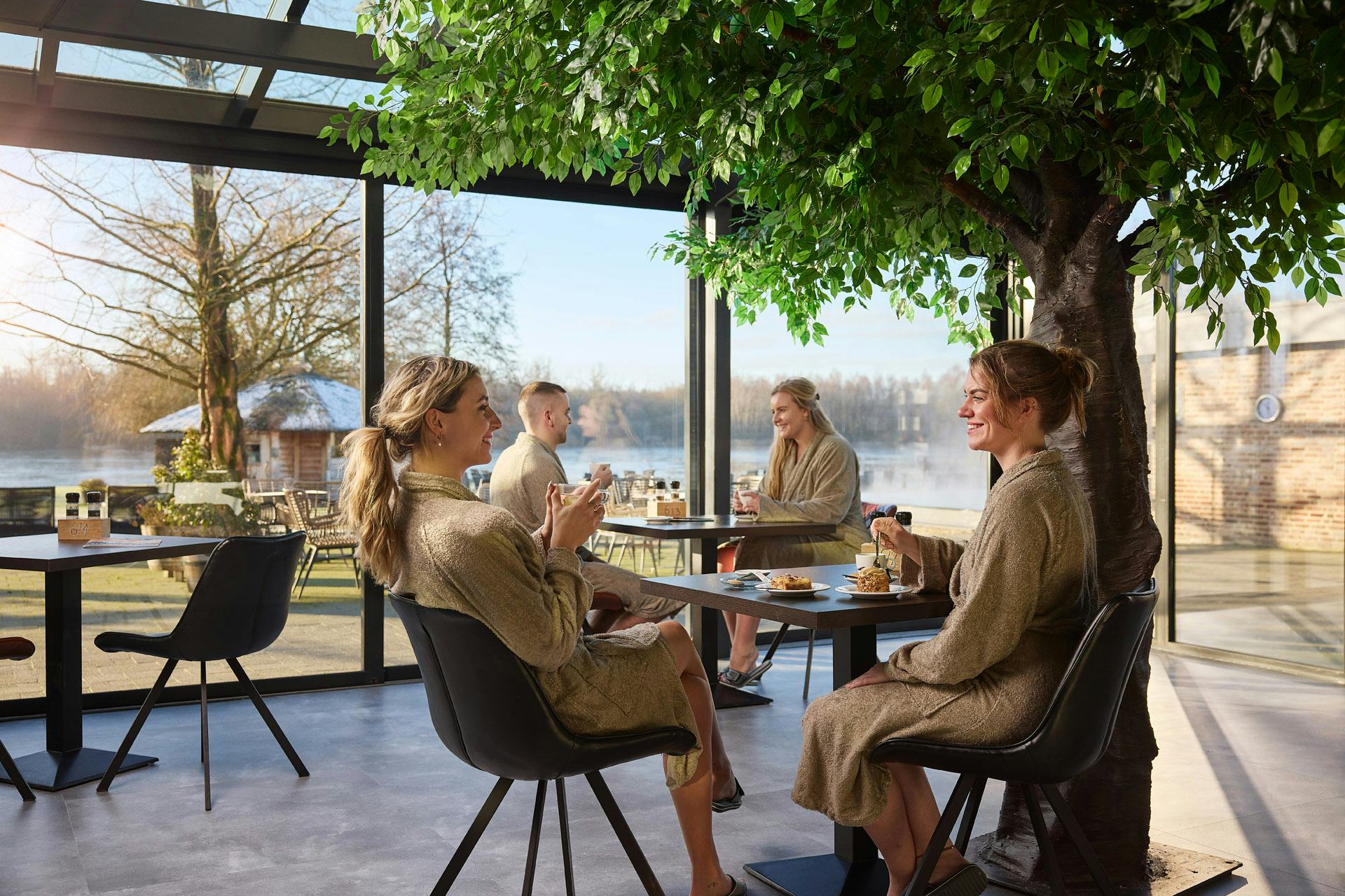 Veluwse Bron is een viersterren wellnessresort, midden in de natuur, aan het water en omringd door groen.