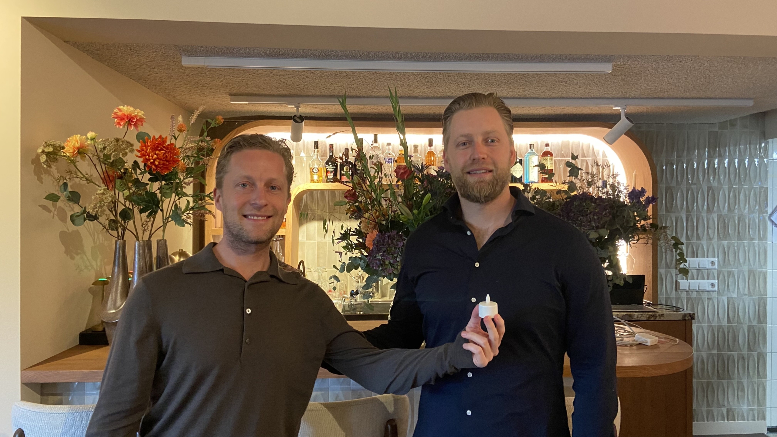 Broers Jelle en Tjerk Jansen met een elektrisch waxinelichtje