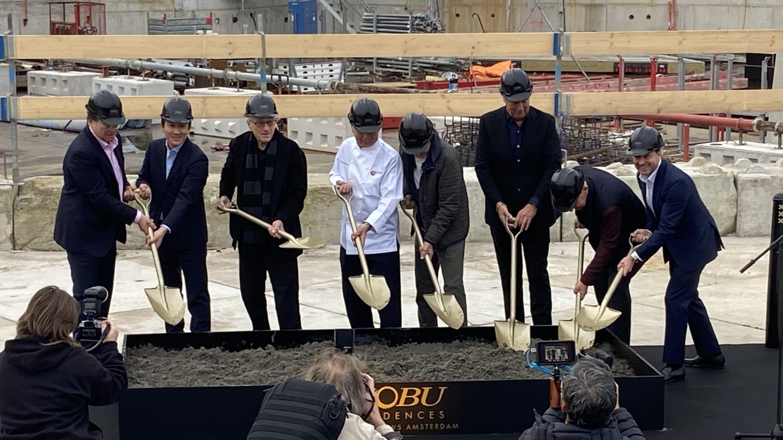 Respectievelijk derde en vierde van links wereldster Robert de Niro, ook Nobu-oprichter en chef-kok Nobu Matsuhisa