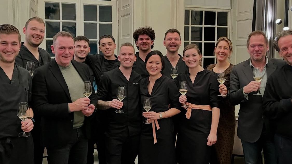 Ollie Schuiling (midden) mag zich SVH Meesterkok noemen