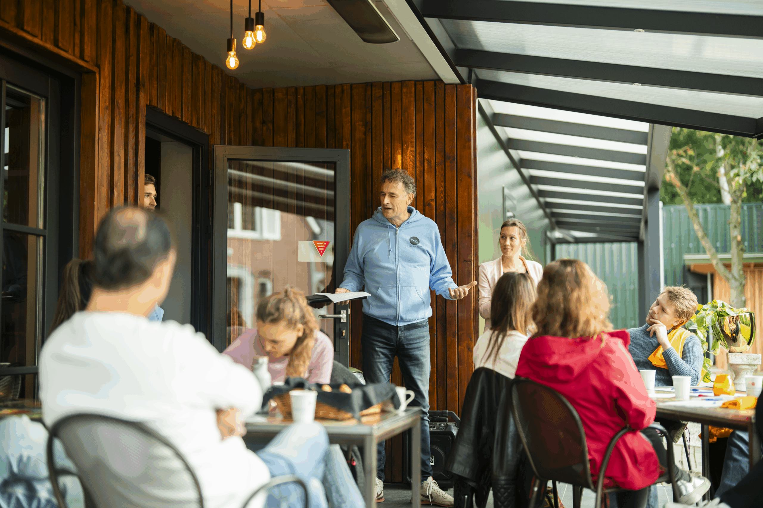 Charles van Goch (midden, met blauwe trui): 'Mijn lijf en hoofd hebben me verteld dat ik honderd wil worden.’