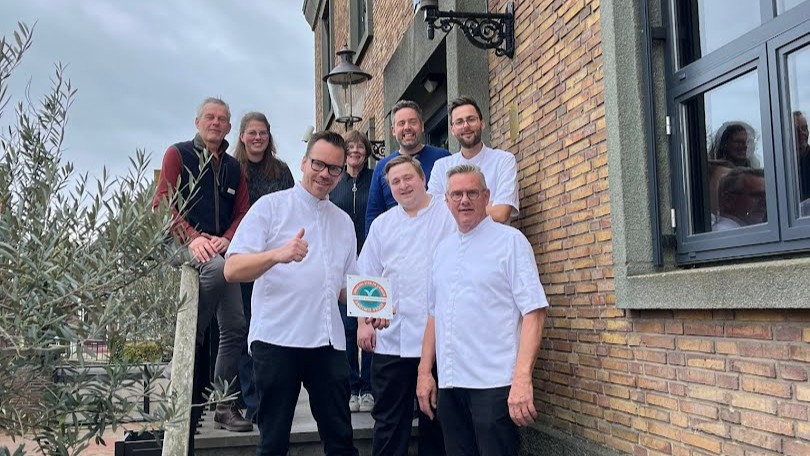 Foto: van links naar rechts Jan van der Meer, Saskia van Groesen, Yvonne van Baal en Tim Harbers van Reuksmaakstoornis.nl, en Michael van ’t Hoff, Onno van Beest, Daniel den Bleker en vooraan Harm Bakker van restaurant Bij de Burgemeester