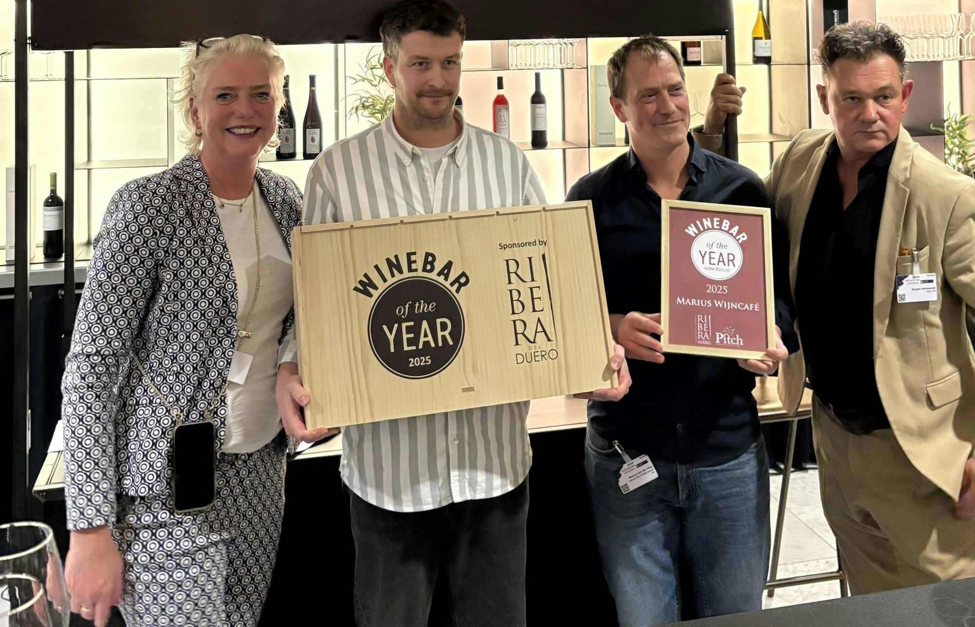 Marius van Vliet (rechts) en Luuk van Amerongen (links) nemen prijs in ontvangst uit handen van Harriet Boekholt en Robert Verhoeven van Pitch PR