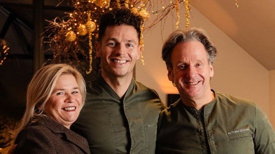 Patrick van Hogeloon, chef Dick Middelweerd en zijn vrouw Anne-Laura (beeld: De Treeswijkhoeve)