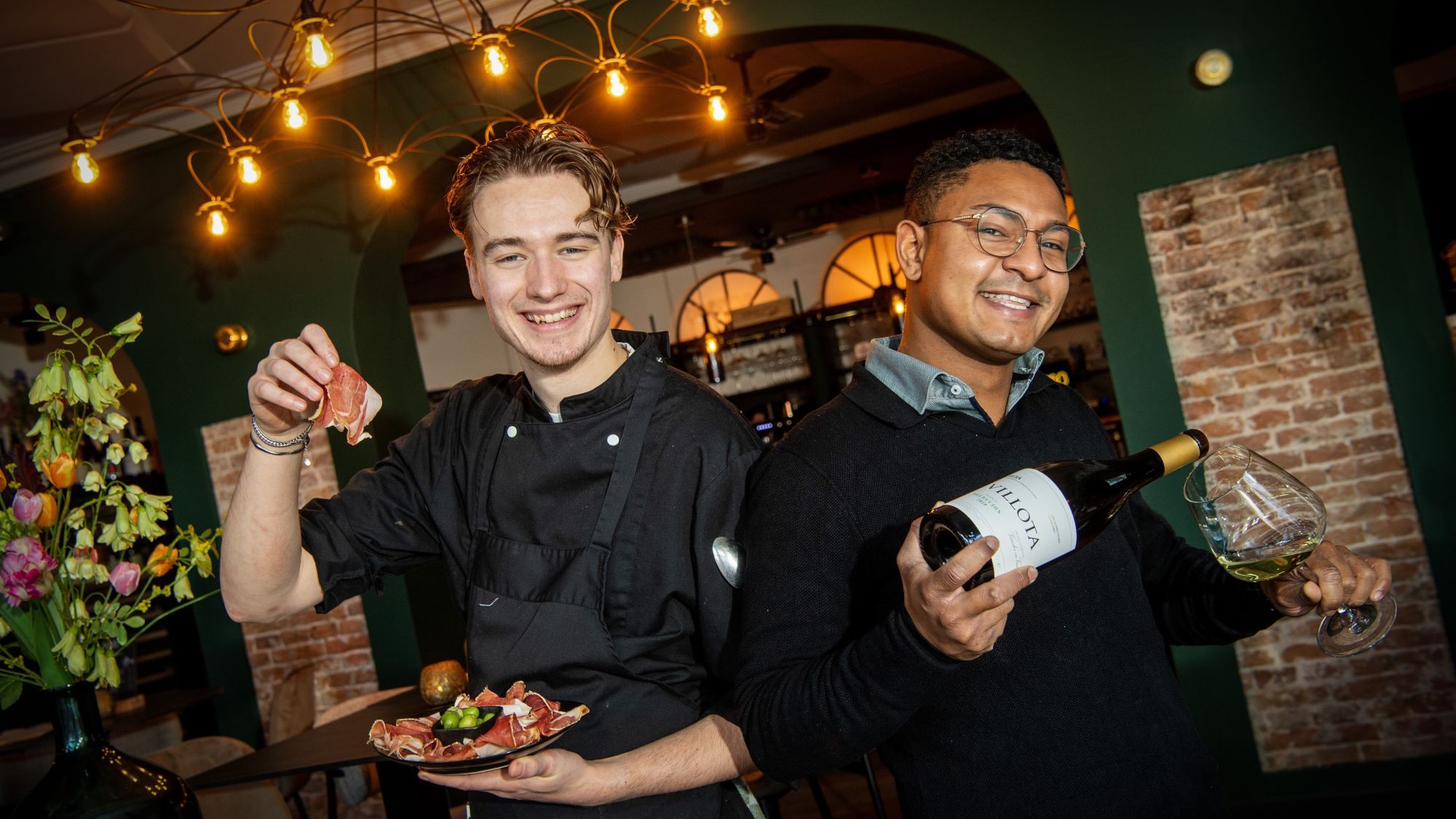 Chef-kok Olivier Landewers en gastheer en sommelier Camilo van Drumpt Sanstra.