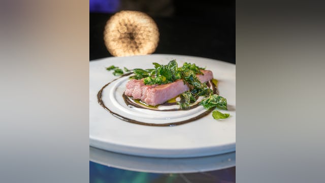 Bellota Ibérico Secreto, zwarte knoflook en chimichurri van Jacob Jan Boerma.