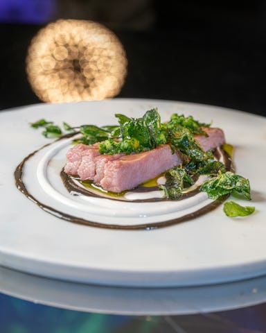 Bellota Ibérico Secreto, zwarte knoflook en chimichurri van Jacob Jan Boerma.