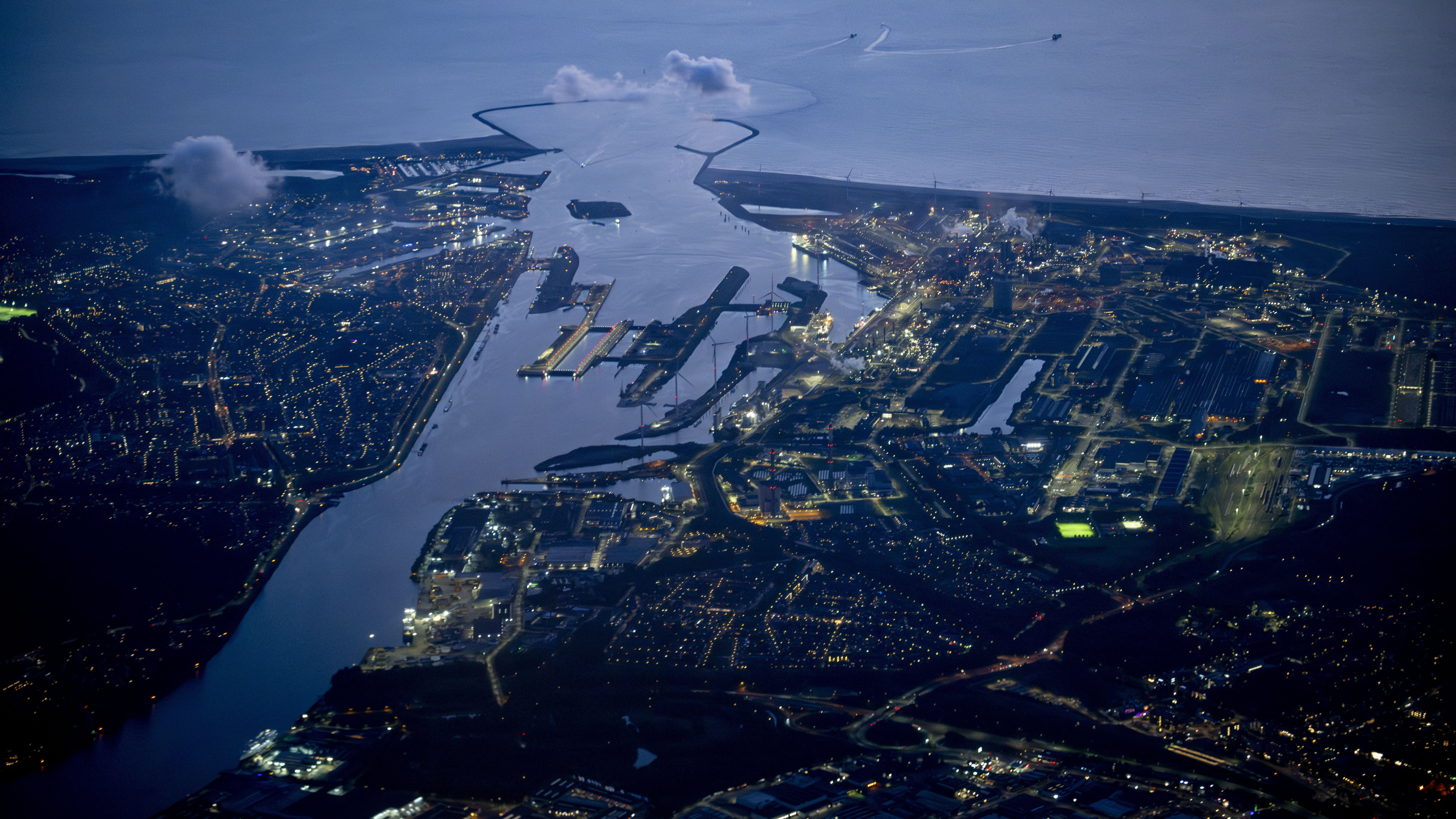 BEVERWIJK - De hoogovens van Tata Steel gezien in de avond . Het RIVM komt met een onderzoek naar de herkomst van de stofneerslag in de lucht in de regio IJmond, de omgeving waar de fabrieken van Tata Steel staan. ijmuiden ANP / Hollandse Hoogte / Robin Utrecht