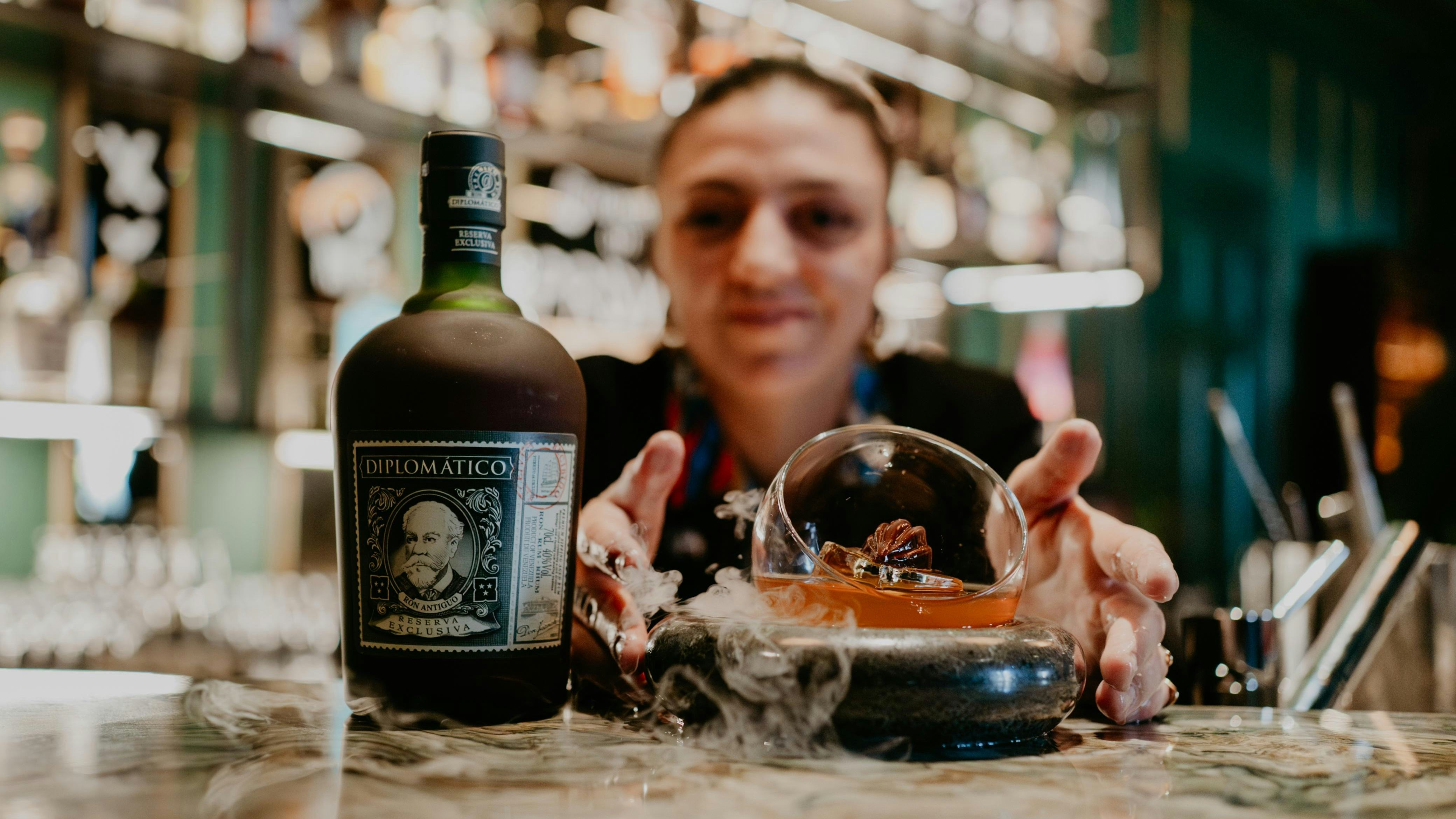 Giulia Faraoni met haar winnende Xocoatl cocktail.